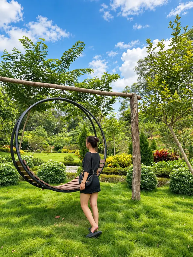 Khung tròn bằng sắt treo trên giá gỗ giữa vườn cây xanh