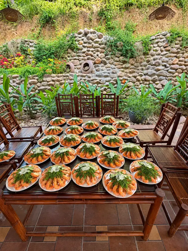 Bàn ăn bày sẵn nhiều đĩa món đón đoàn khách